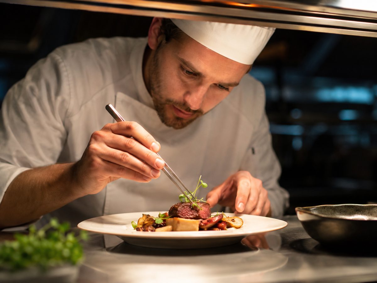 O chef a finalizar um prato