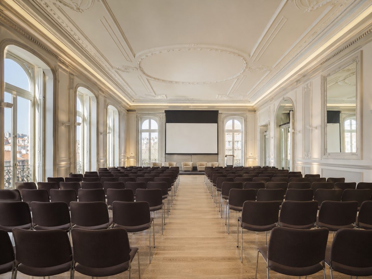 Sala de conferências em formato teatro